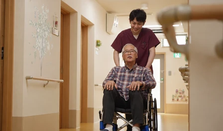 車椅子を利用される方を支えるスタッフ